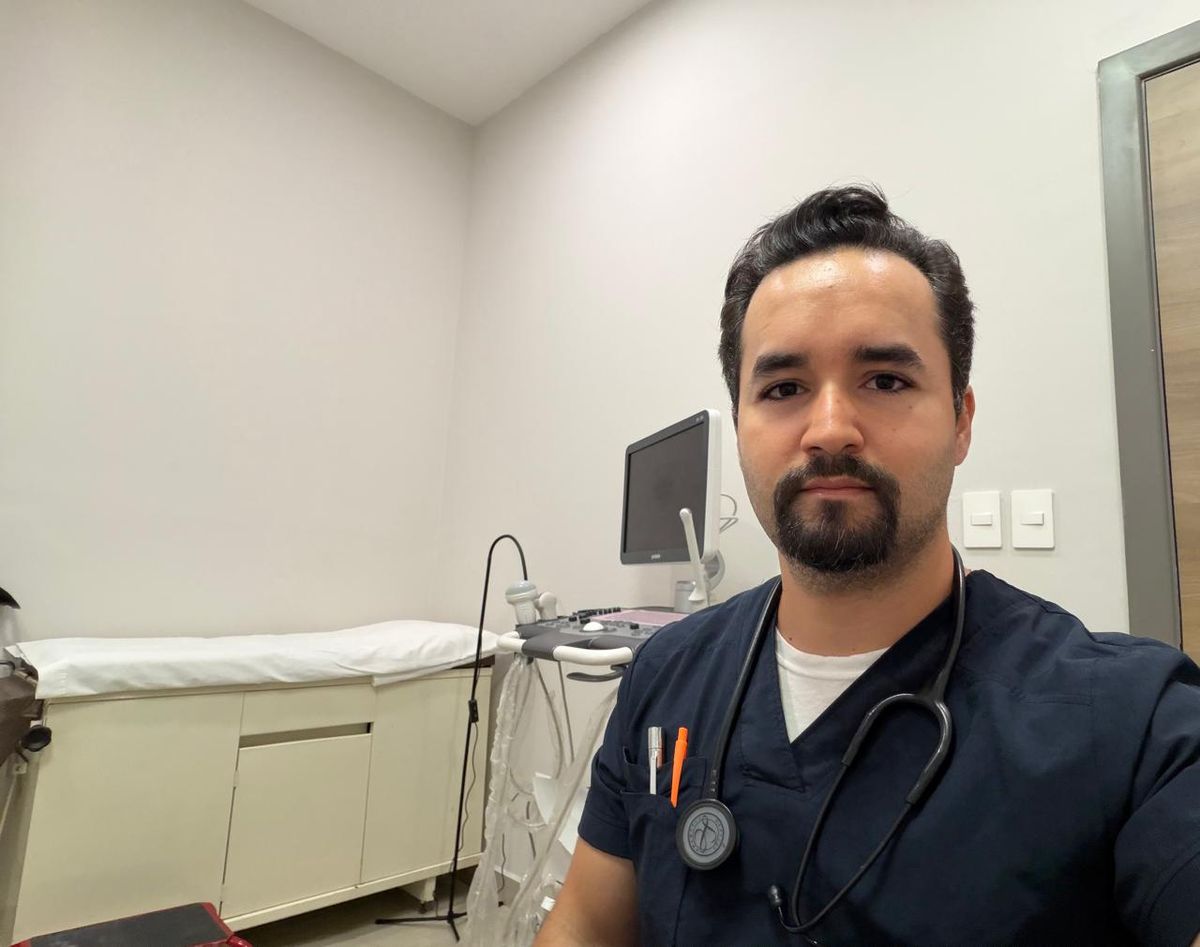 El Dr. Vargas en su consultorio, con estetoscopio