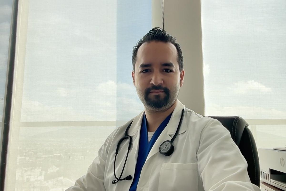 El Dr. Isaac Vargas, neumólogo, en consulta en Monterrey